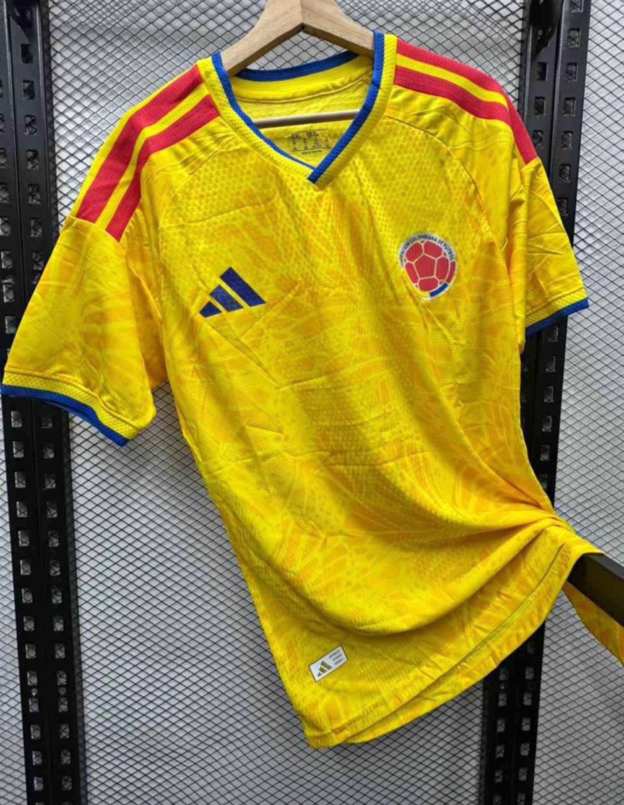 CAMISETA SELE ENCAUCHETADA CUP ¡La pasión por Colombia ya ha comenzado! Vístete con los colores de la selección en el Mundial ⚽🔥 La camiseta que todo el mundo quiere tener 💛💙❤️ ¡Cómprala ahora antes de que se agote!
