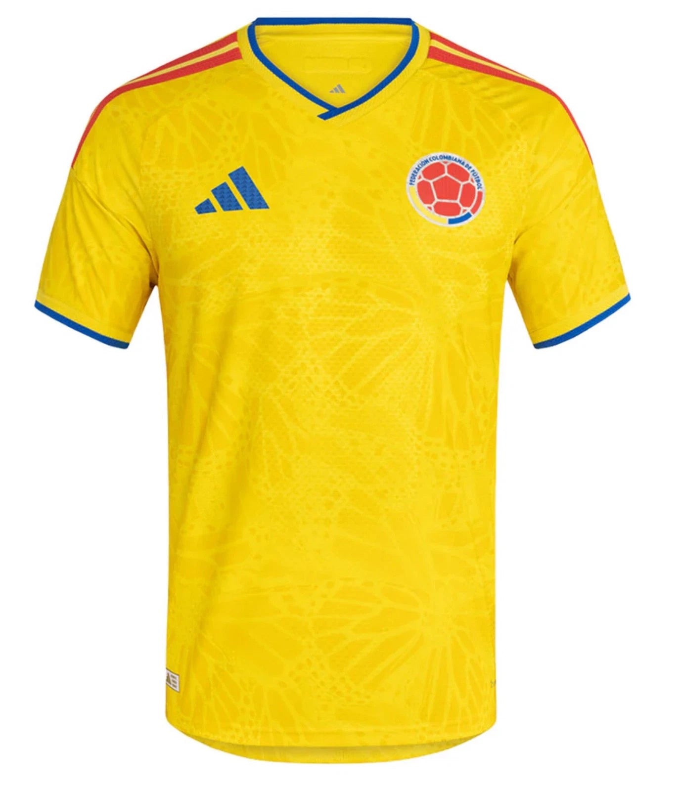 CAMISETA SELE ENCAUCHETADA CUP ¡La pasión por Colombia ya ha comenzado! Vístete con los colores de la selección en el Mundial ⚽🔥 La camiseta que todo el mundo quiere tener 💛💙❤️ ¡Cómprala ahora antes de que se agote!